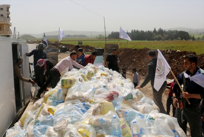 YPG/PKK Afrin’de vahşet sergilerken, ÖSO insani yardım götürdü